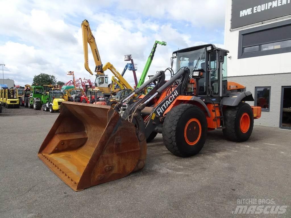 Hitachi ZW150 Kolové nakladače