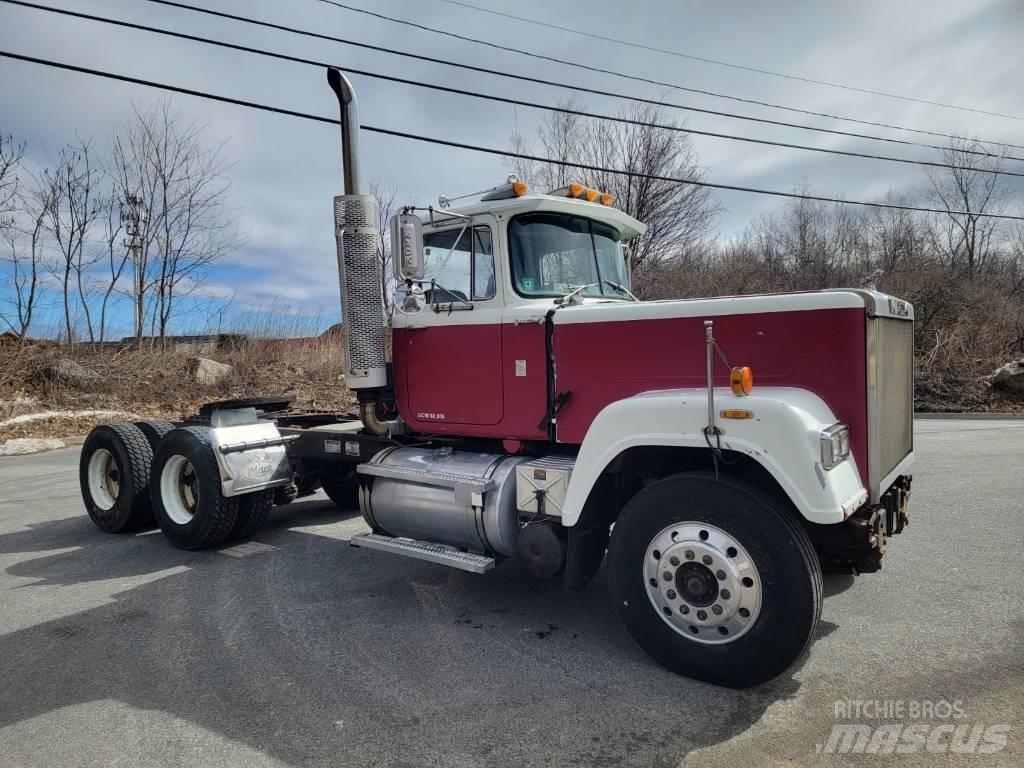Mack RW613 Tahače