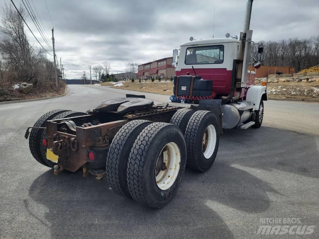 Mack RW613 Tahače