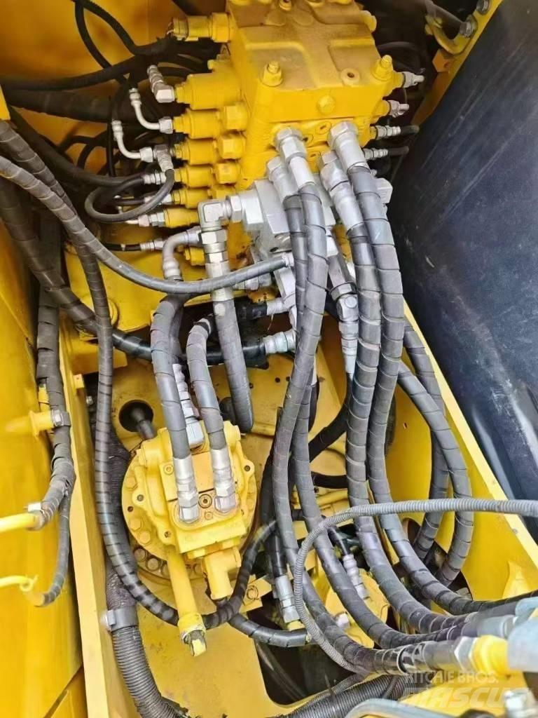 Komatsu 130-7 Pásová rýpadla