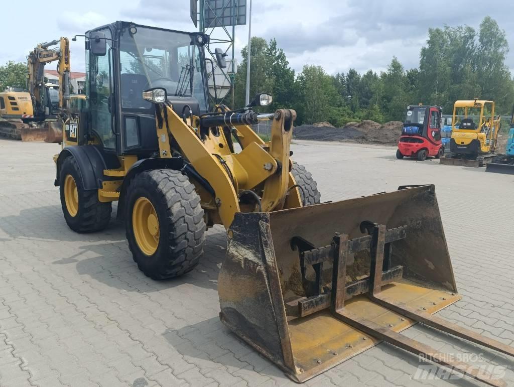 CAT 908M Kolové nakladače