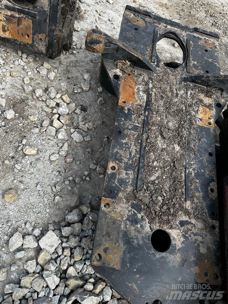 Komatsu 895 Podvozky a zavěšení kol