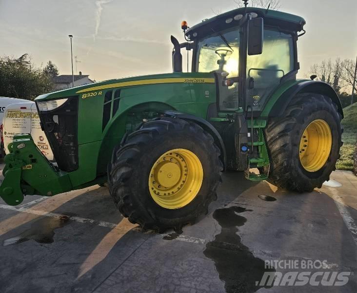 John Deere 8320 R Traktory