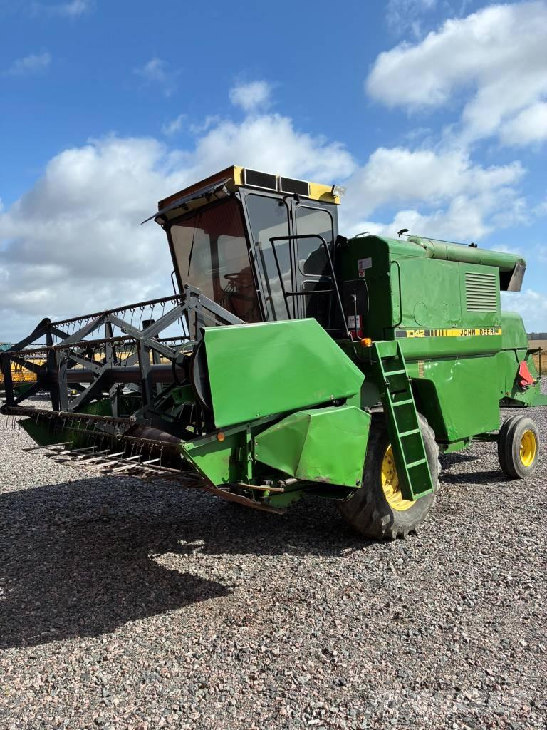 John Deere 1042 Sklízecí mlátičky
