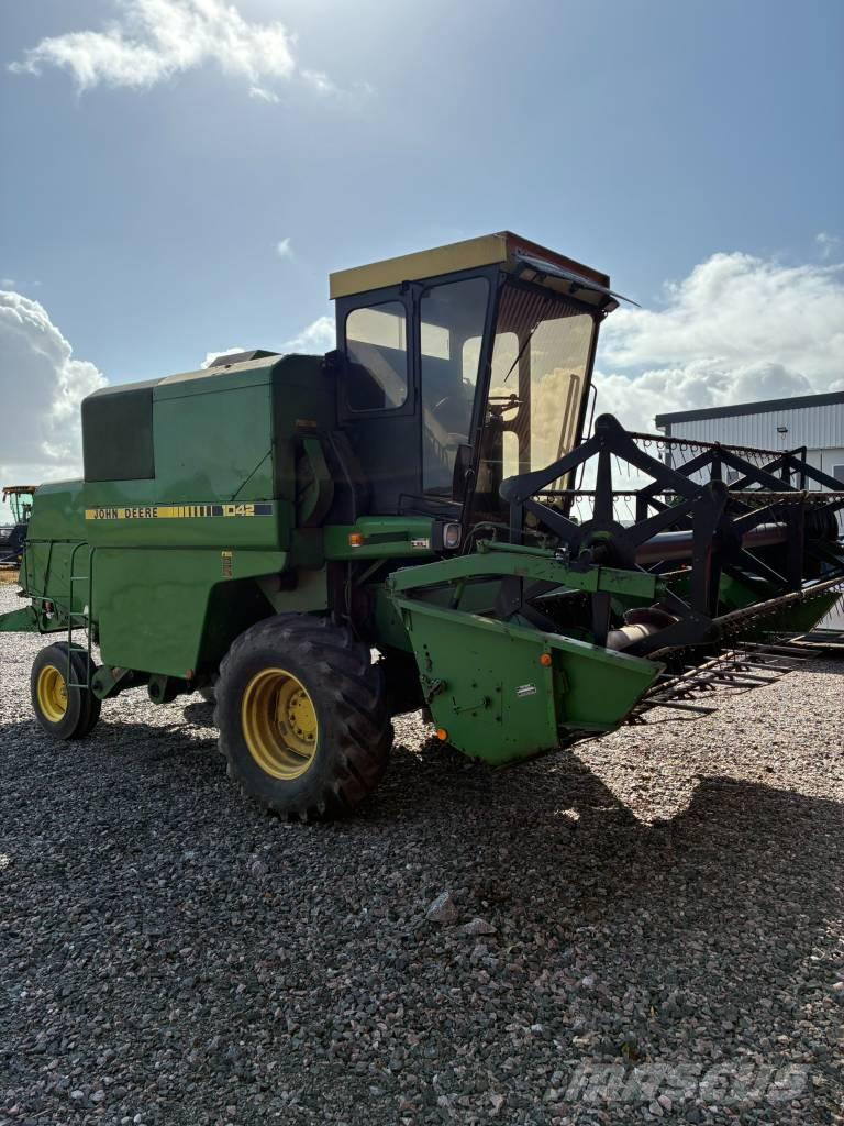 John Deere 1042 Sklízecí mlátičky