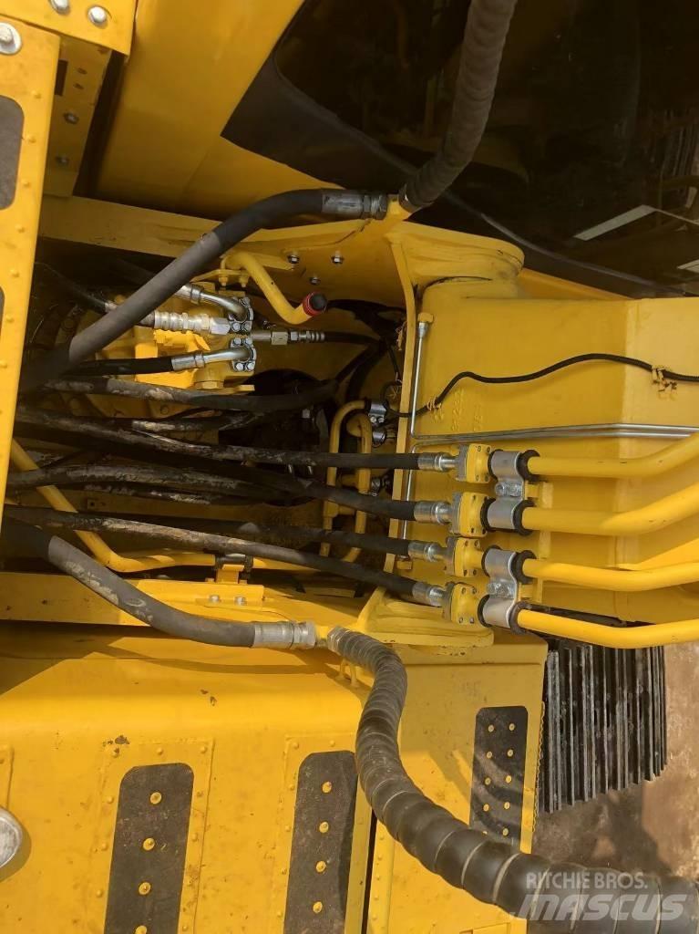 Komatsu PC200-8 Pásová rýpadla
