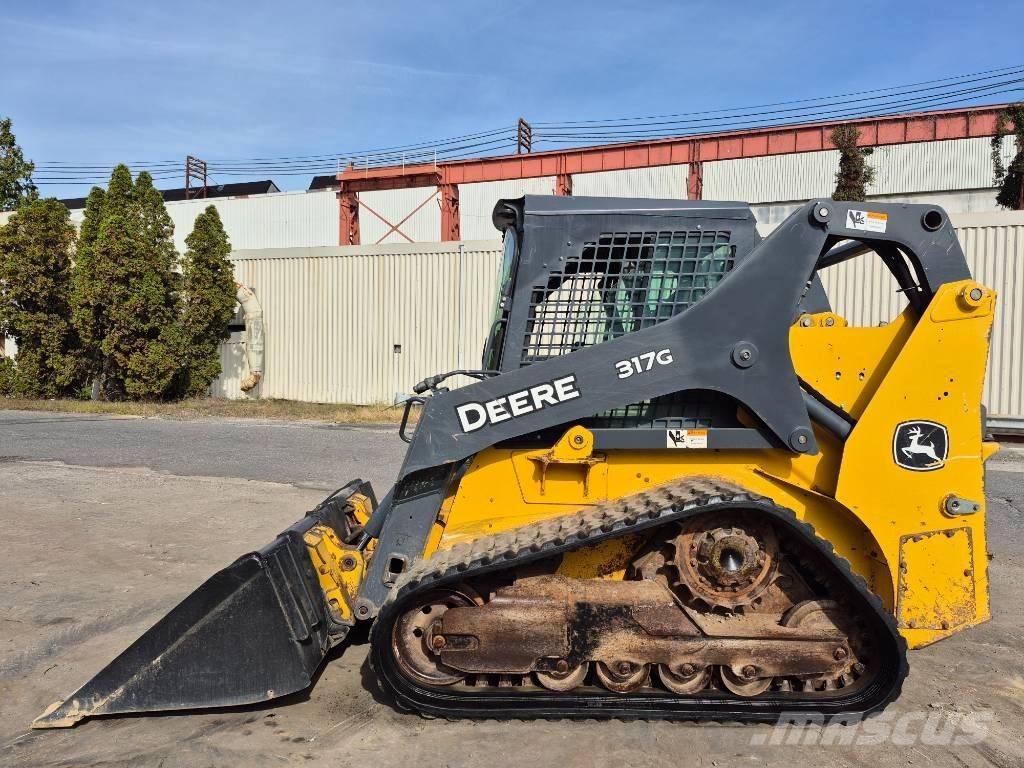 John Deere 317 Smykem řízené nakladače