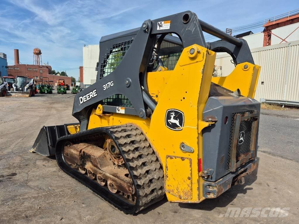 John Deere 317 Smykem řízené nakladače