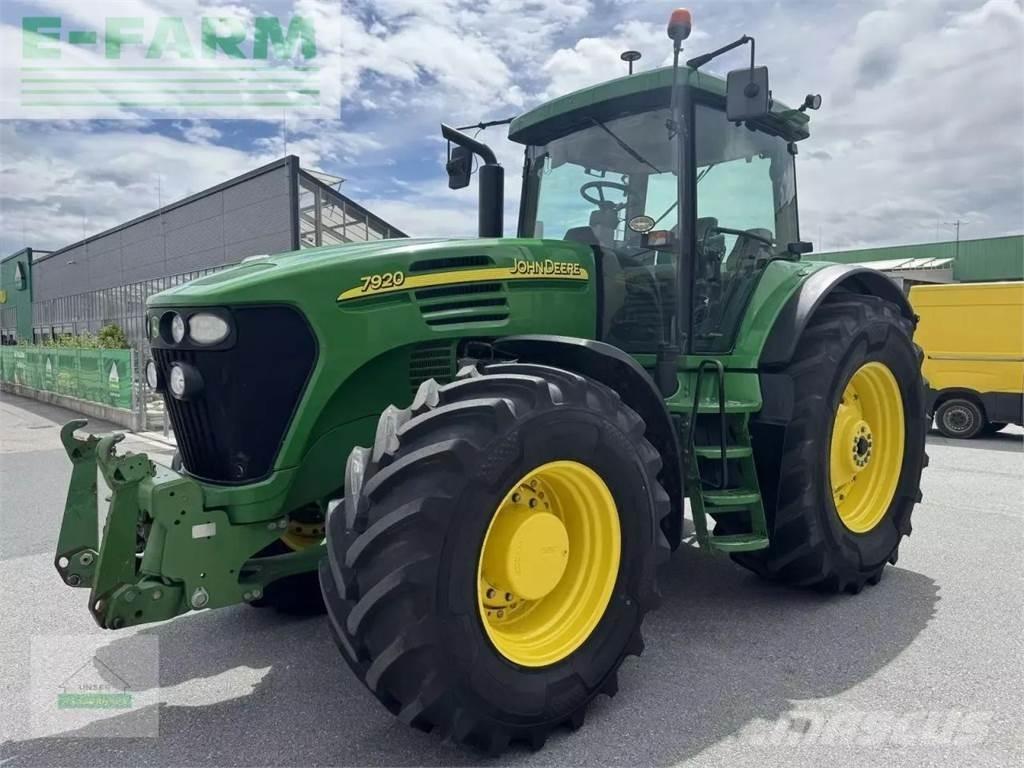 John Deere 7920 Traktory
