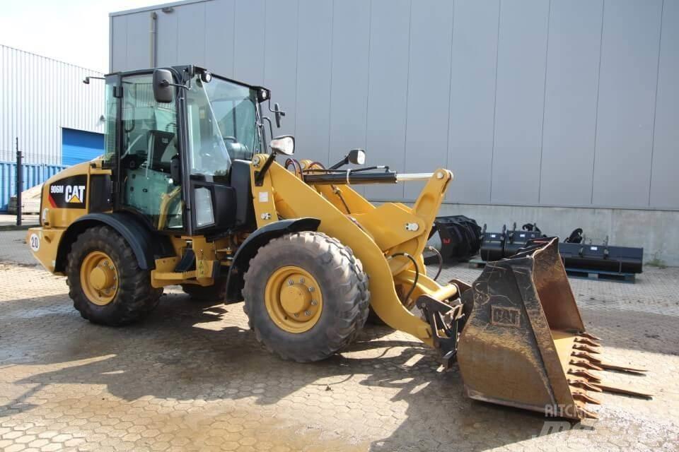 CAT 906M Kolové nakladače