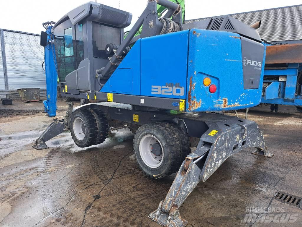 Fuchs MHL320F Stroje pro manipulaci s odpadem