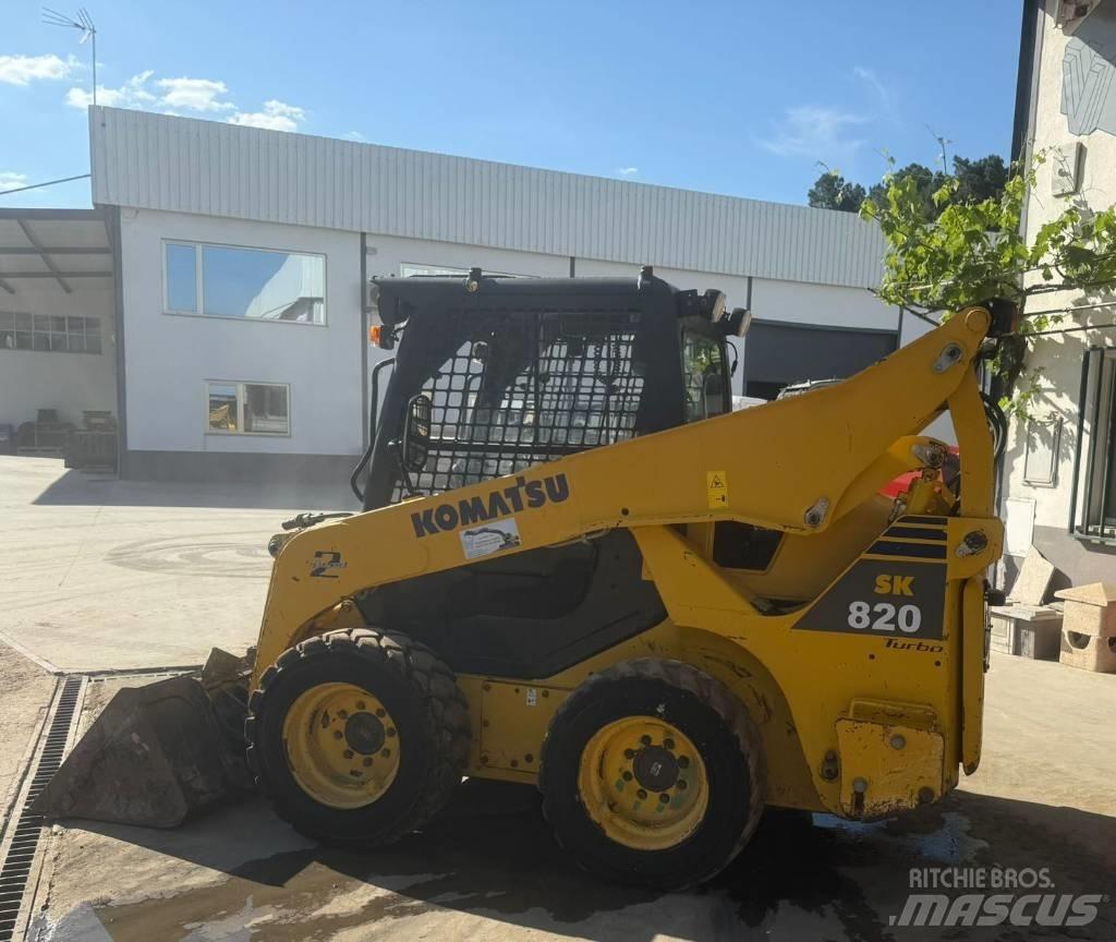 Komatsu SK 820-5 Smykem řízené nakladače
