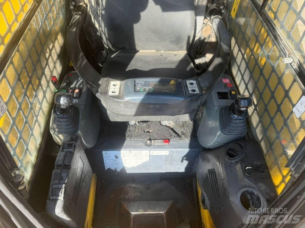 Komatsu SK 820-5 Smykem řízené nakladače