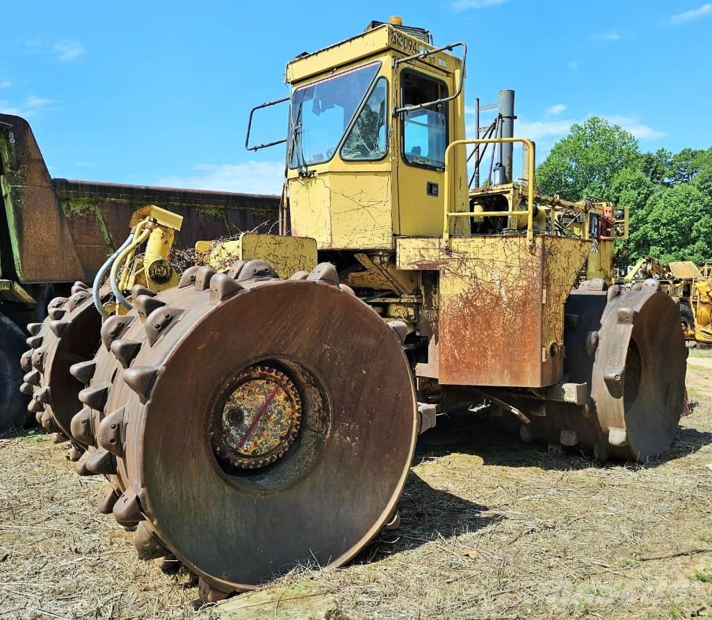 CAT 826 B Půdní kompaktory