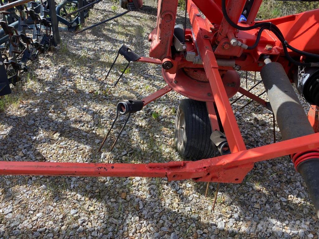 Kuhn GF8702 Obraceče a shrabovače sena