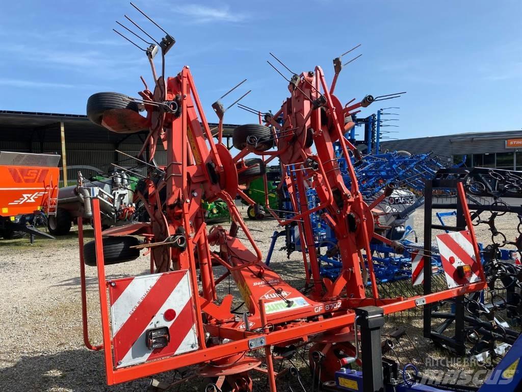 Kuhn GF8702 Obraceče a shrabovače sena