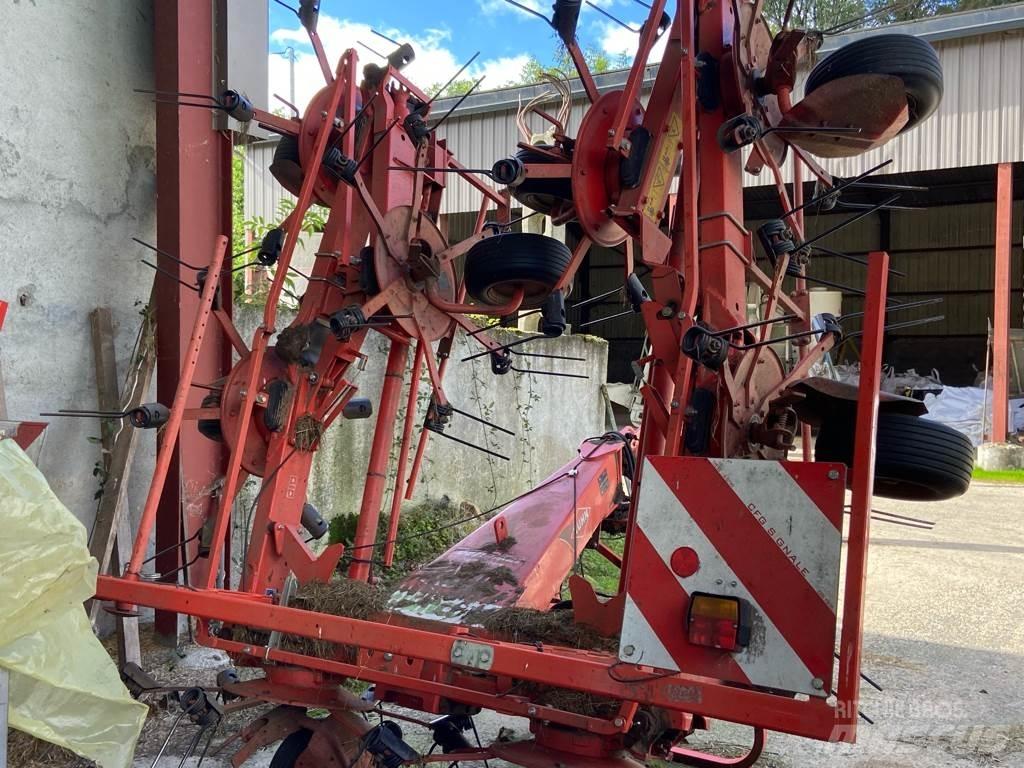 Kuhn GF8702 Obraceče a shrabovače sena
