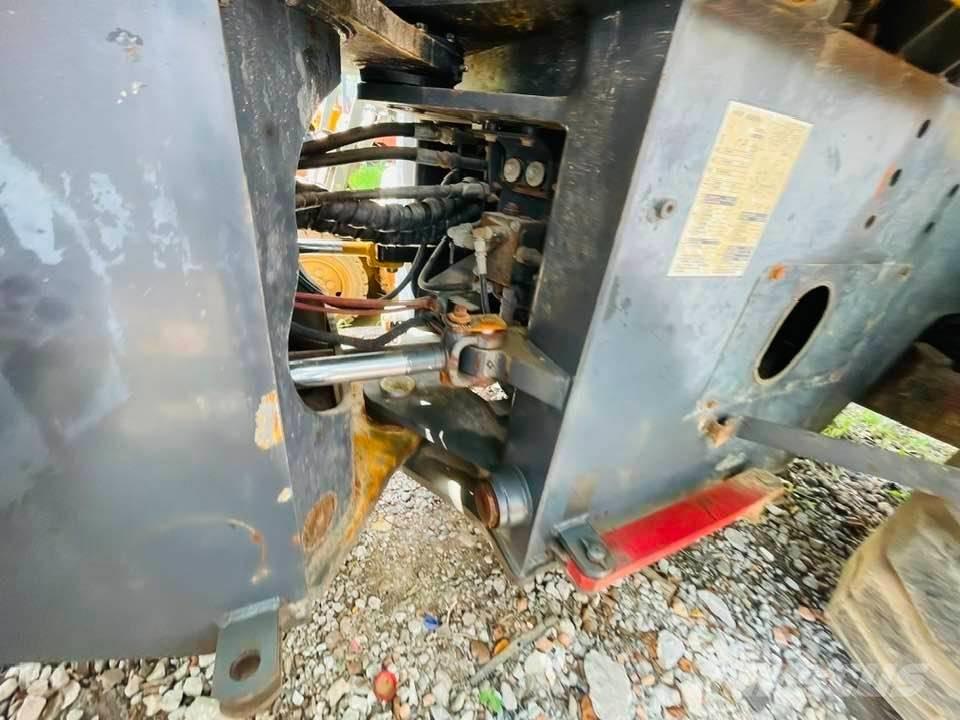 Komatsu WA320 Kolové nakladače