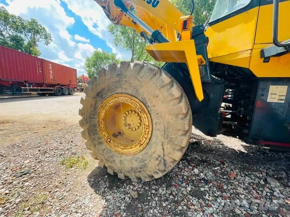 Komatsu WA320 Kolové nakladače