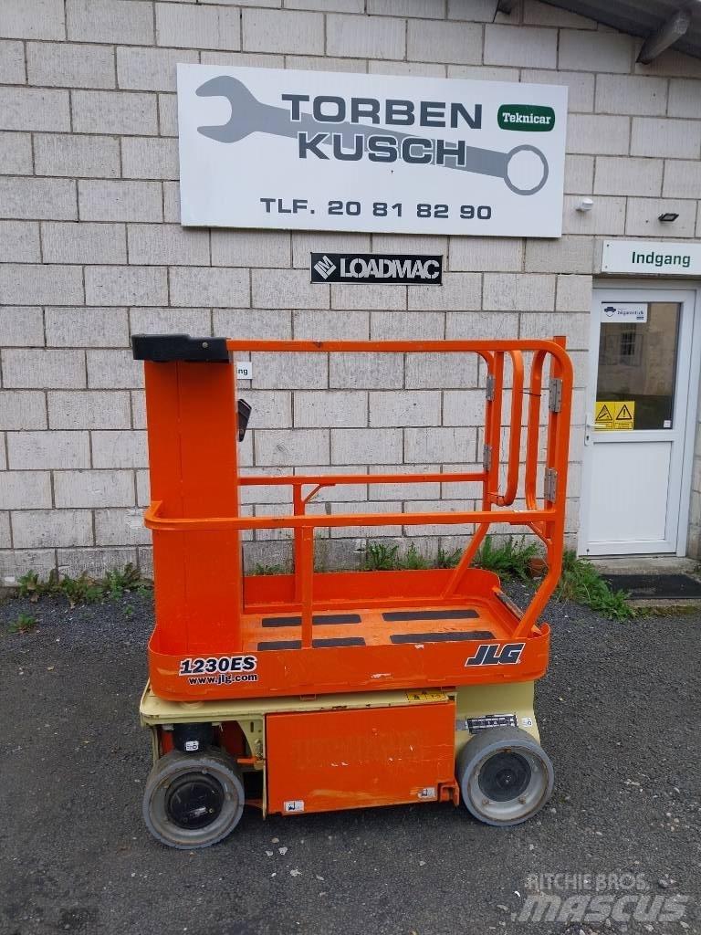 JLG 1230 ES Vertikální sloupové výtahy
