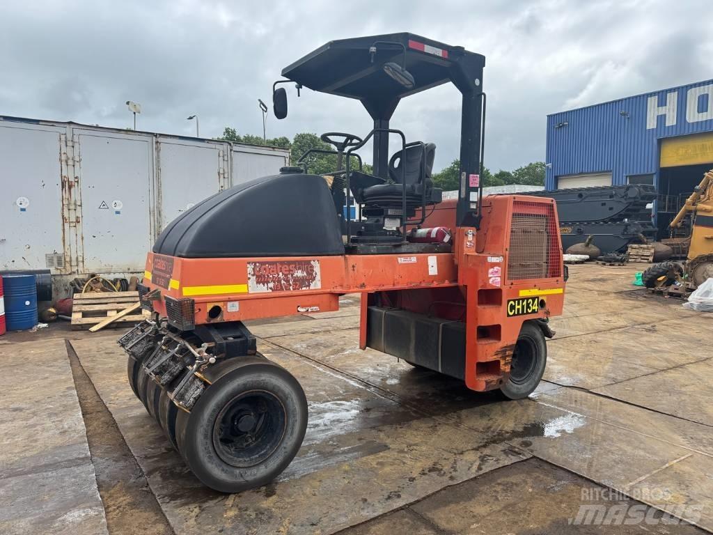 Dynapac CP 142 Pneumatikové válce