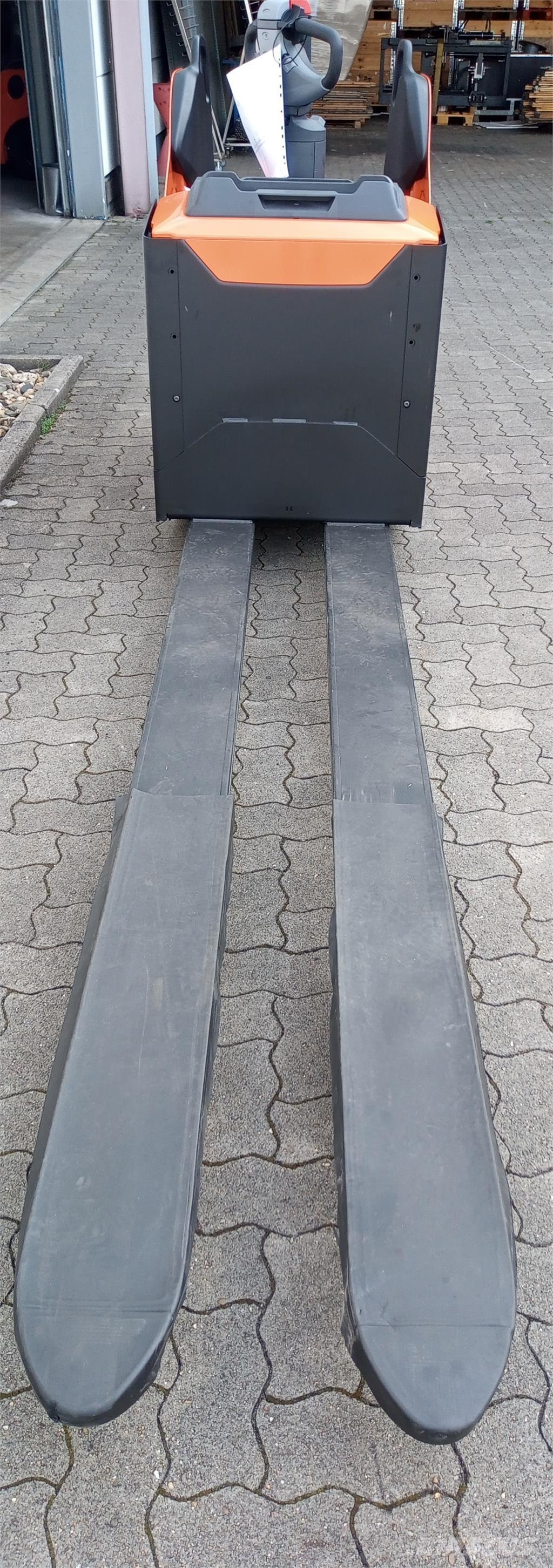 Toyota LPE 250 Ručně vedené vysokozdvižné vozíky