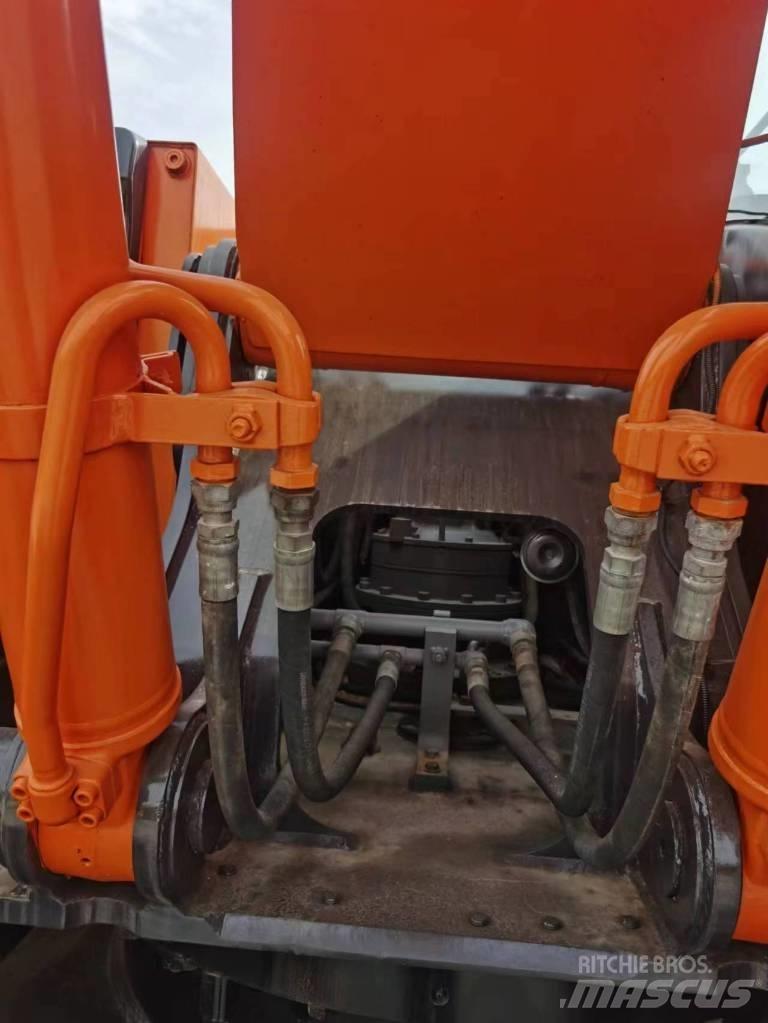 Hitachi ZX 240 Pásová rýpadla