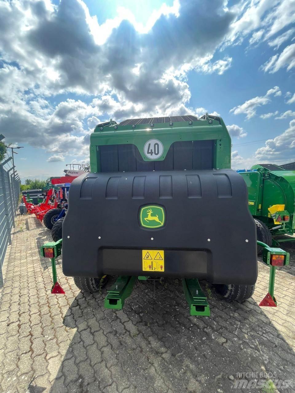John Deere V451G Lis na válcové balíky