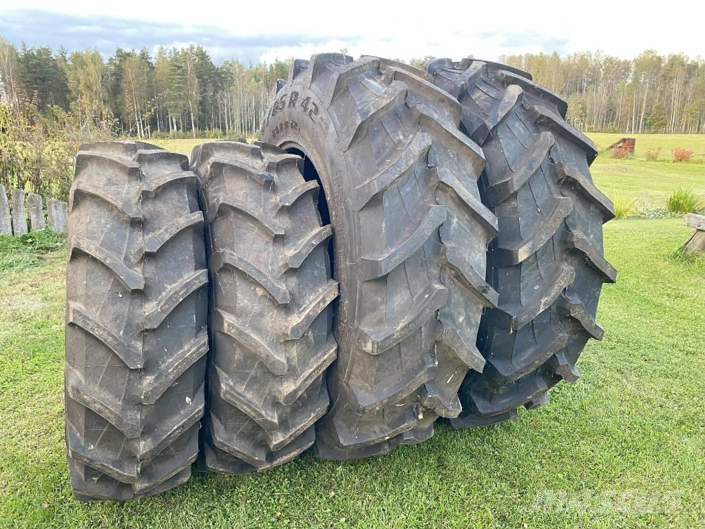 Trelleborg TM 600 Pneumatiky, kola a ráfky