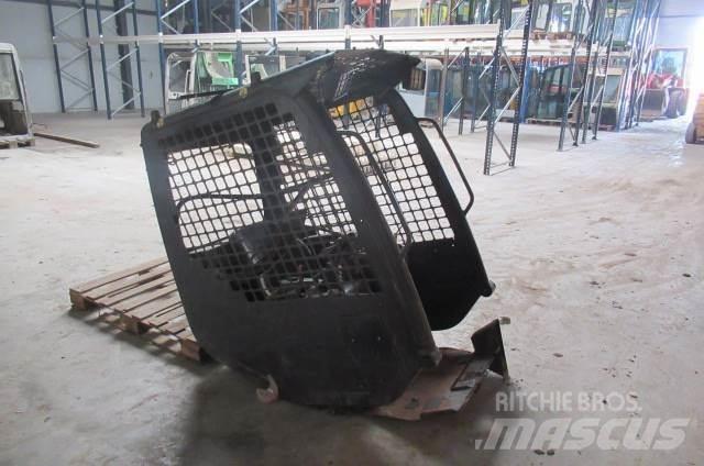 Komatsu SK714 Kabiny a interiér
