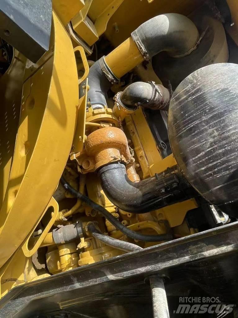 CAT 966 Kolová rýpadla