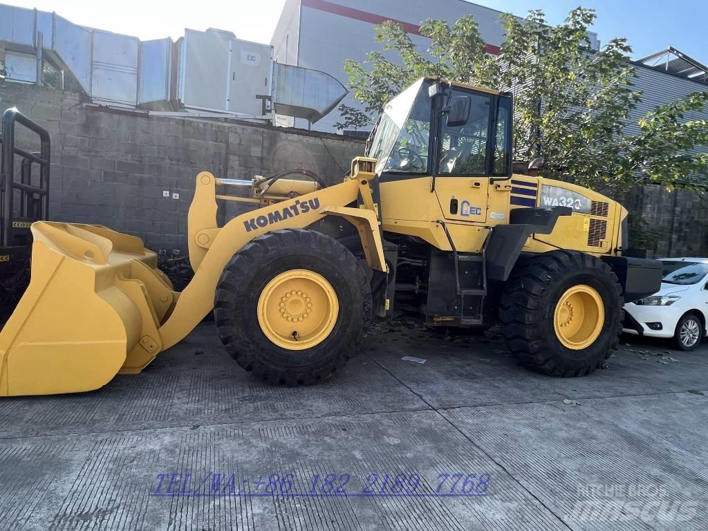 Komatsu WA320 Kolové nakladače