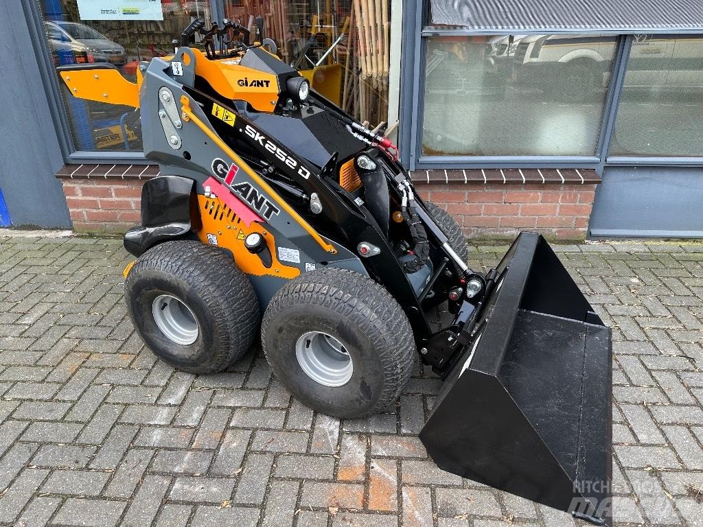 GiANT SK252D Víceúčelové nakladače