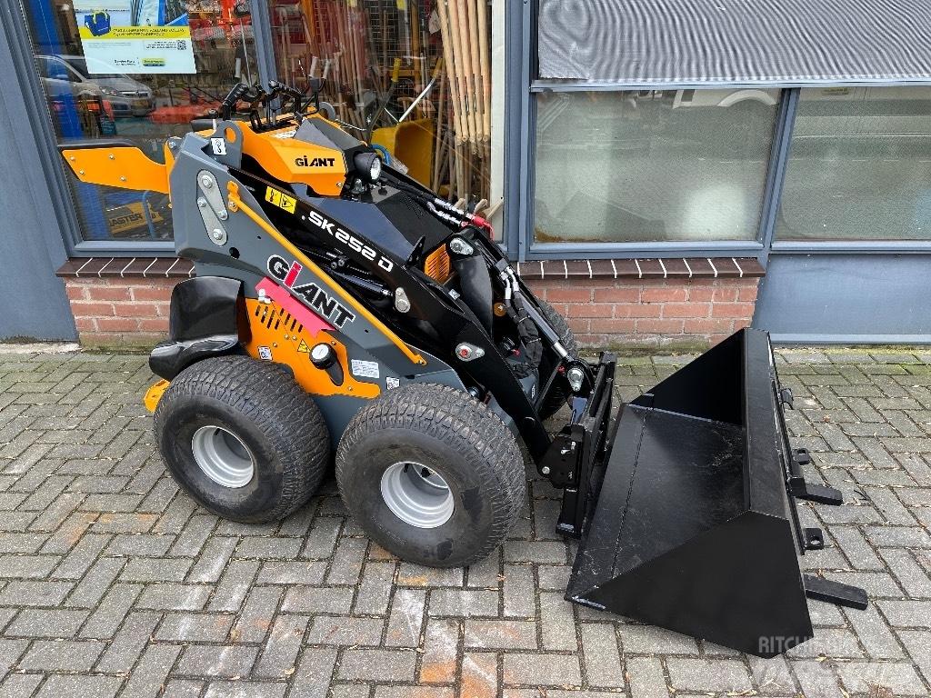 GiANT SK252D Víceúčelové nakladače