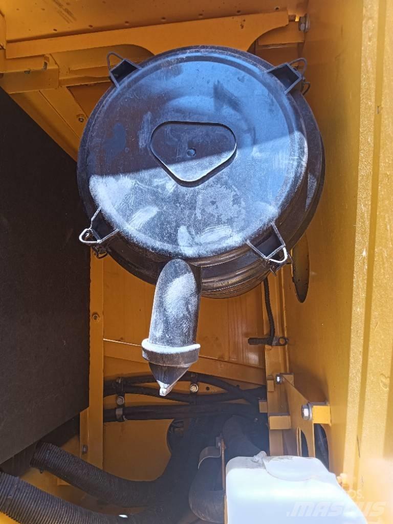 Komatsu PC 220 Pásová rýpadla
