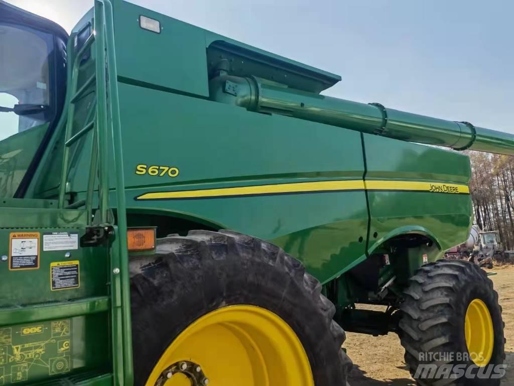 John Deere S670 Sklízecí mlátičky
