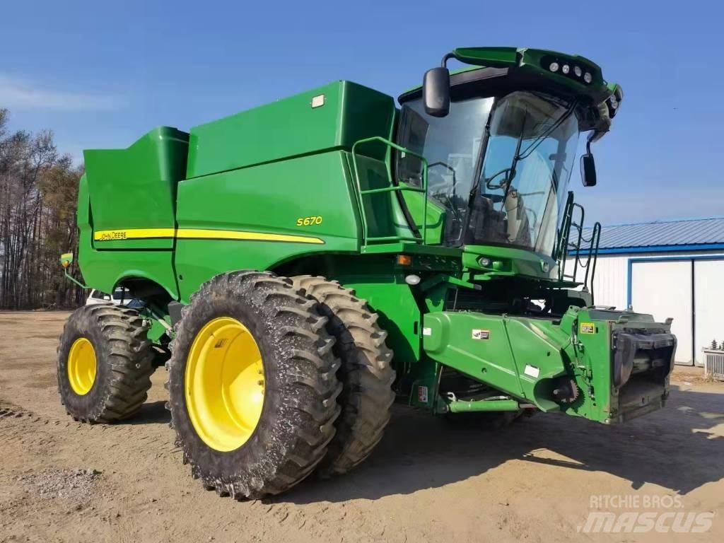 John Deere S670 Sklízecí mlátičky