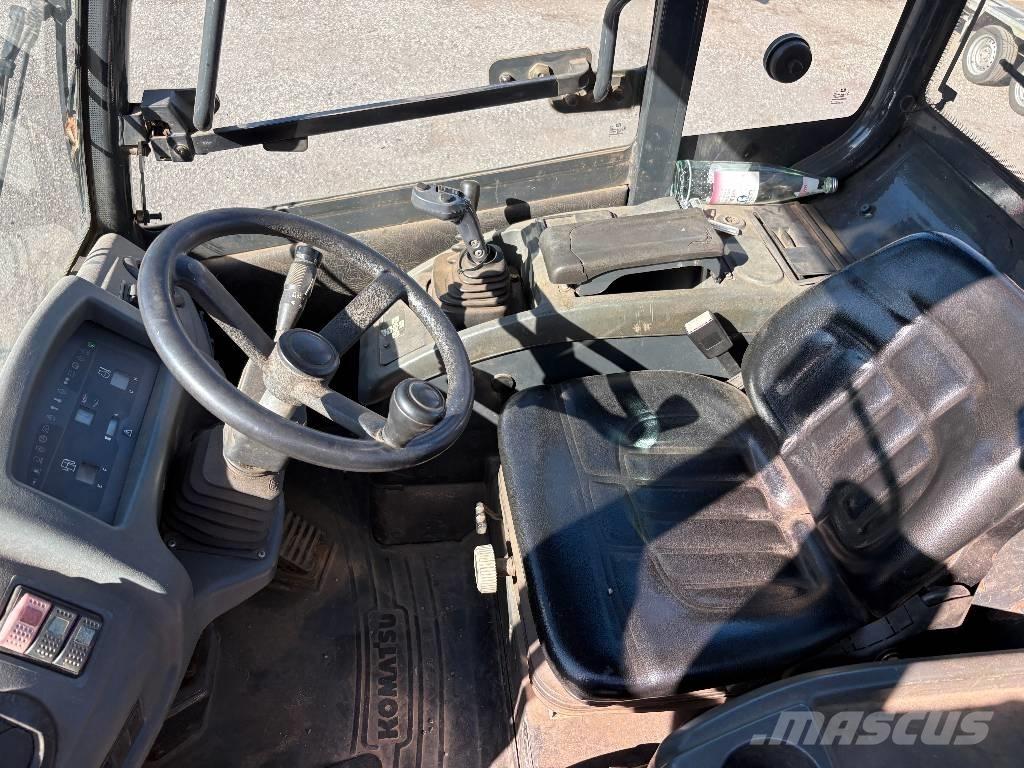 Komatsu WA 90 Kolové nakladače
