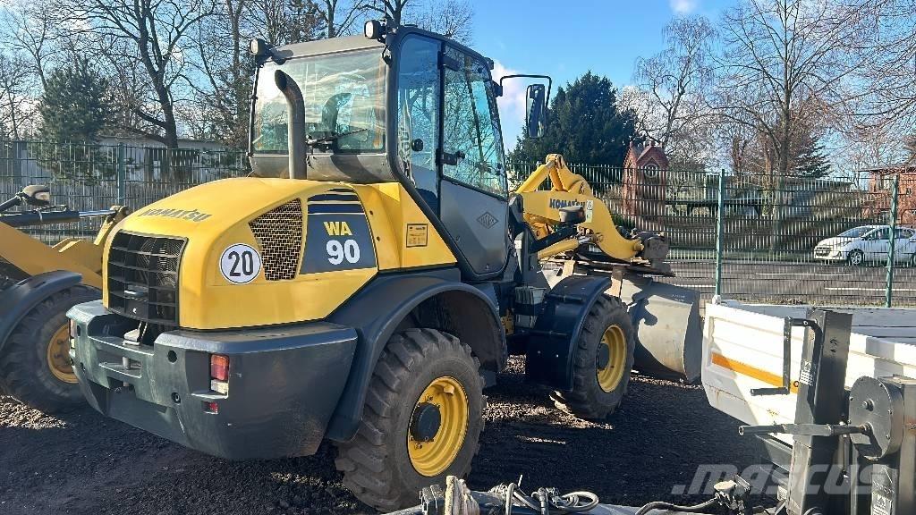Komatsu WA 90 Kolové nakladače