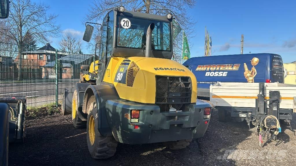 Komatsu WA 90 Kolové nakladače