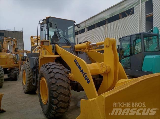 Komatsu WA 320 Kolové nakladače