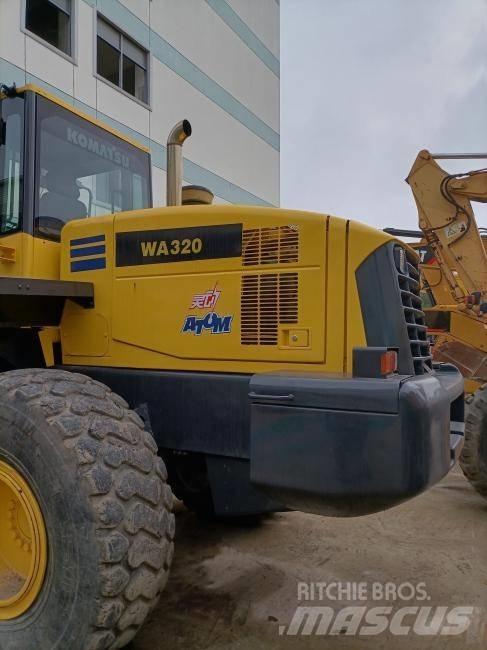 Komatsu WA 320 Kolové nakladače