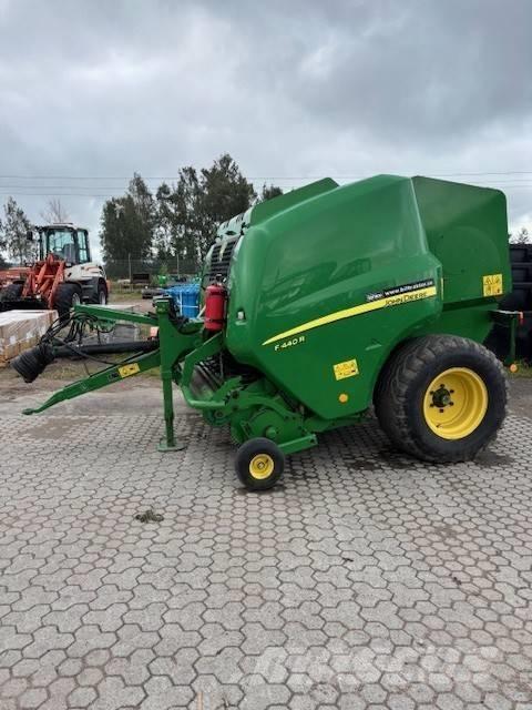 John Deere F 440 R Lis na válcové balíky