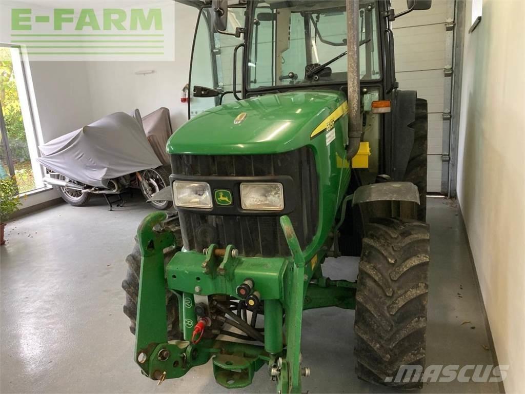John Deere 5515F Traktory
