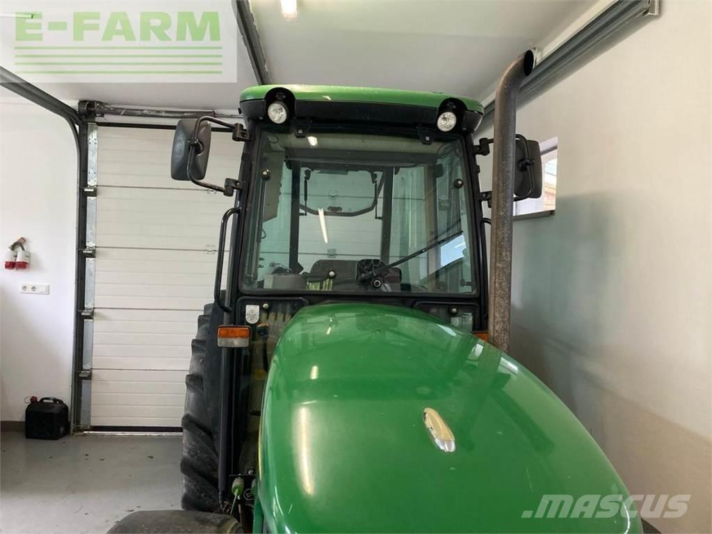 John Deere 5515F Traktory