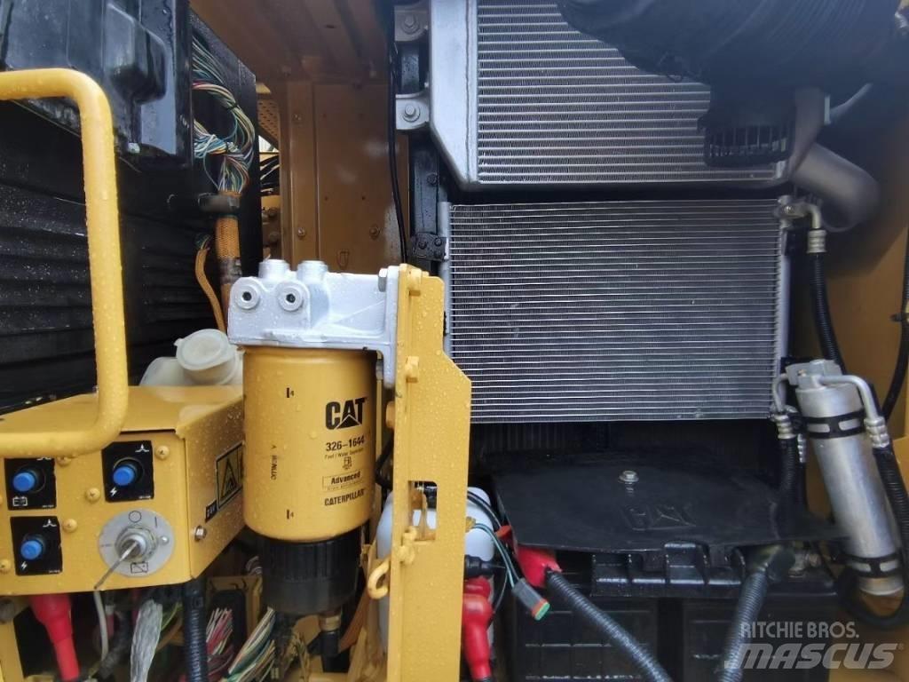 CAT 313D2GC Midi rýpadla 7t - 12t