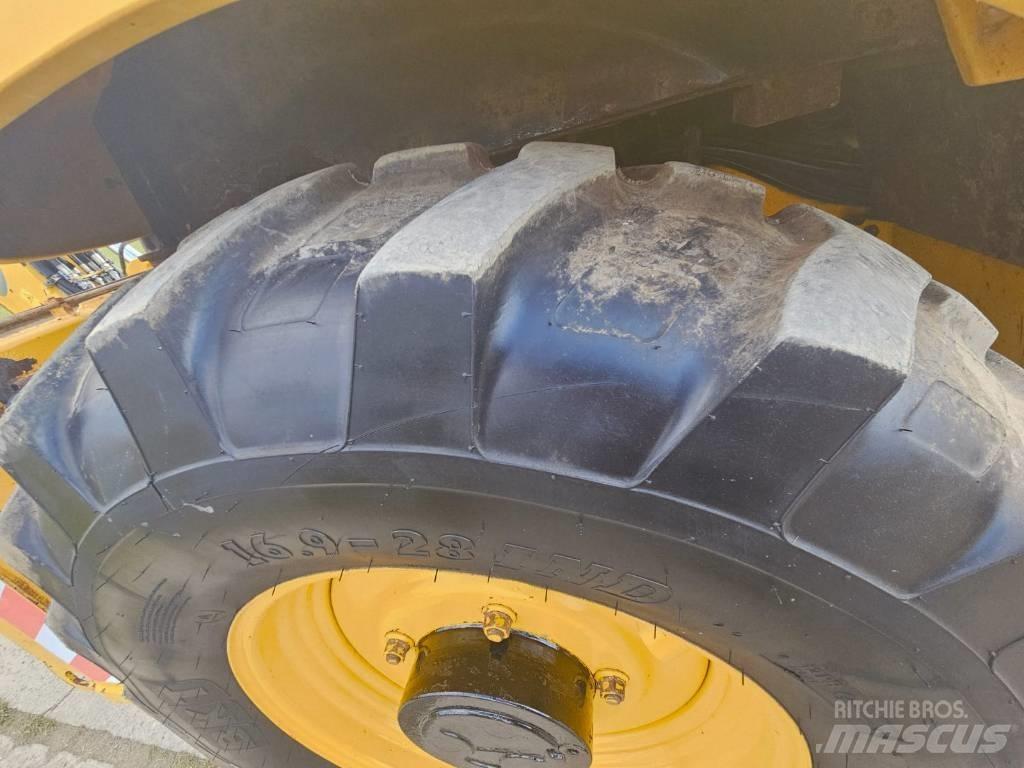 Komatsu WB 93 S-5 Rýpadlo-nakladače