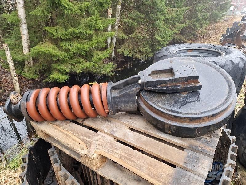 Hitachi ZX 300 Pásy, řetězy a podvozek