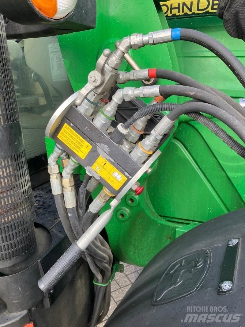 John Deere 6125R Traktory