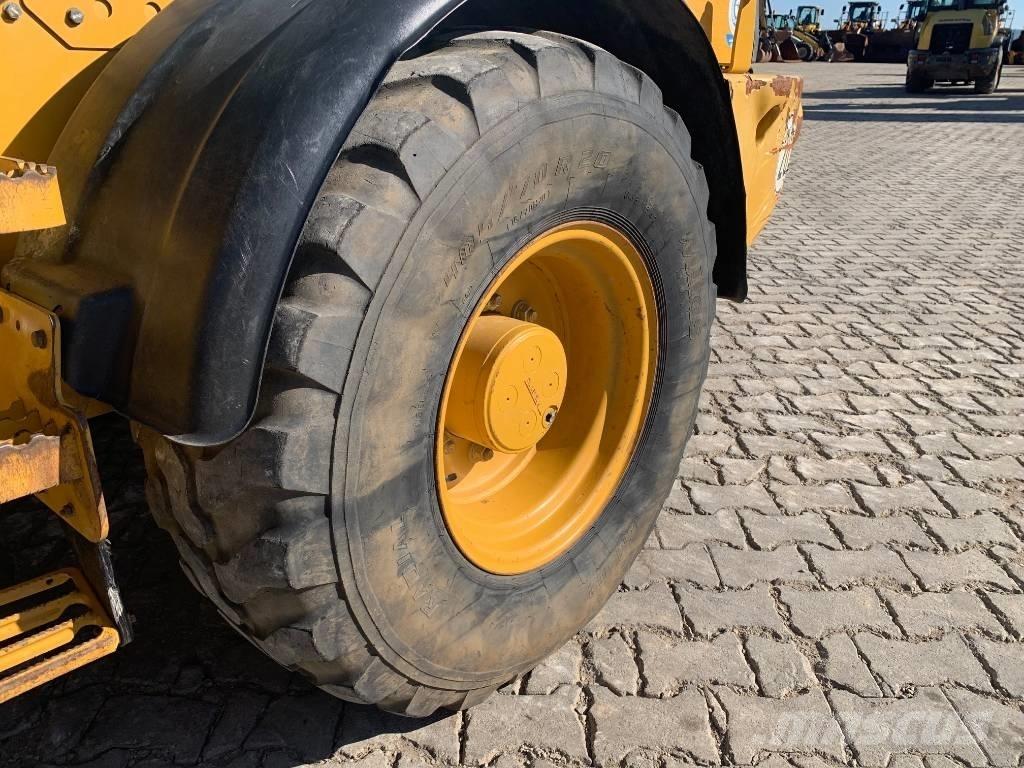 CAT 908M Kolové nakladače